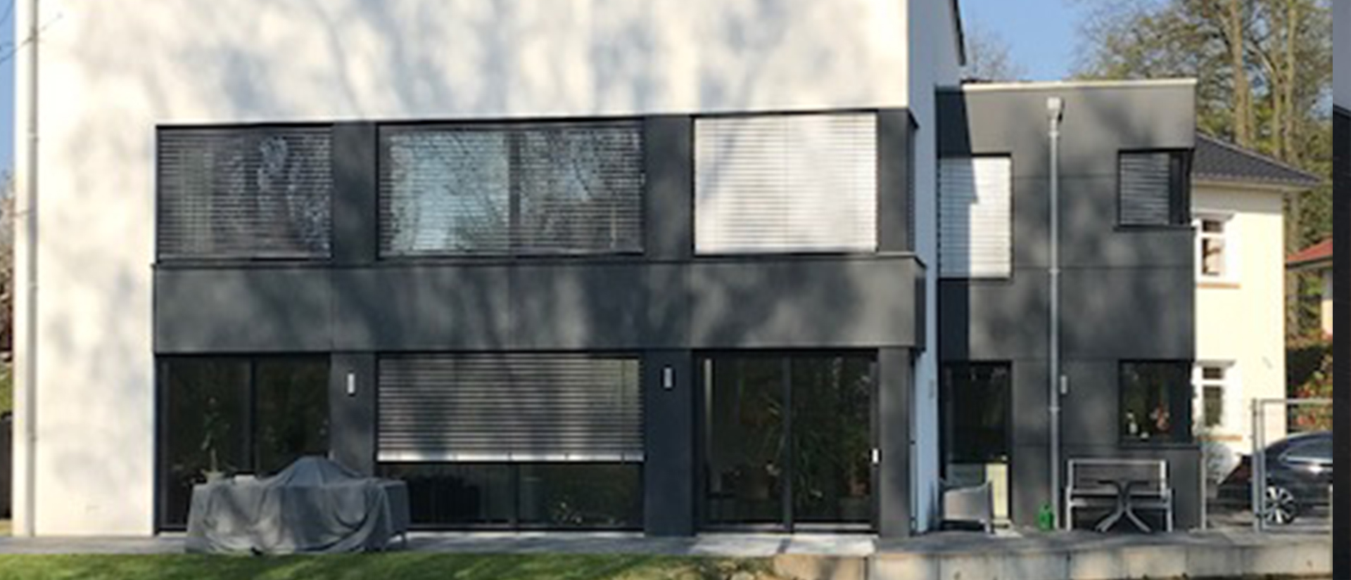 Herkenhoff Referenz, Fensterfront mit Rollläden