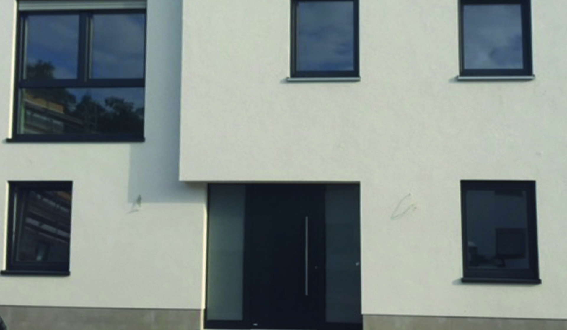 Herkenhoff Referenzen anthrazitfarbene Aluminium-Haustür und Fenster