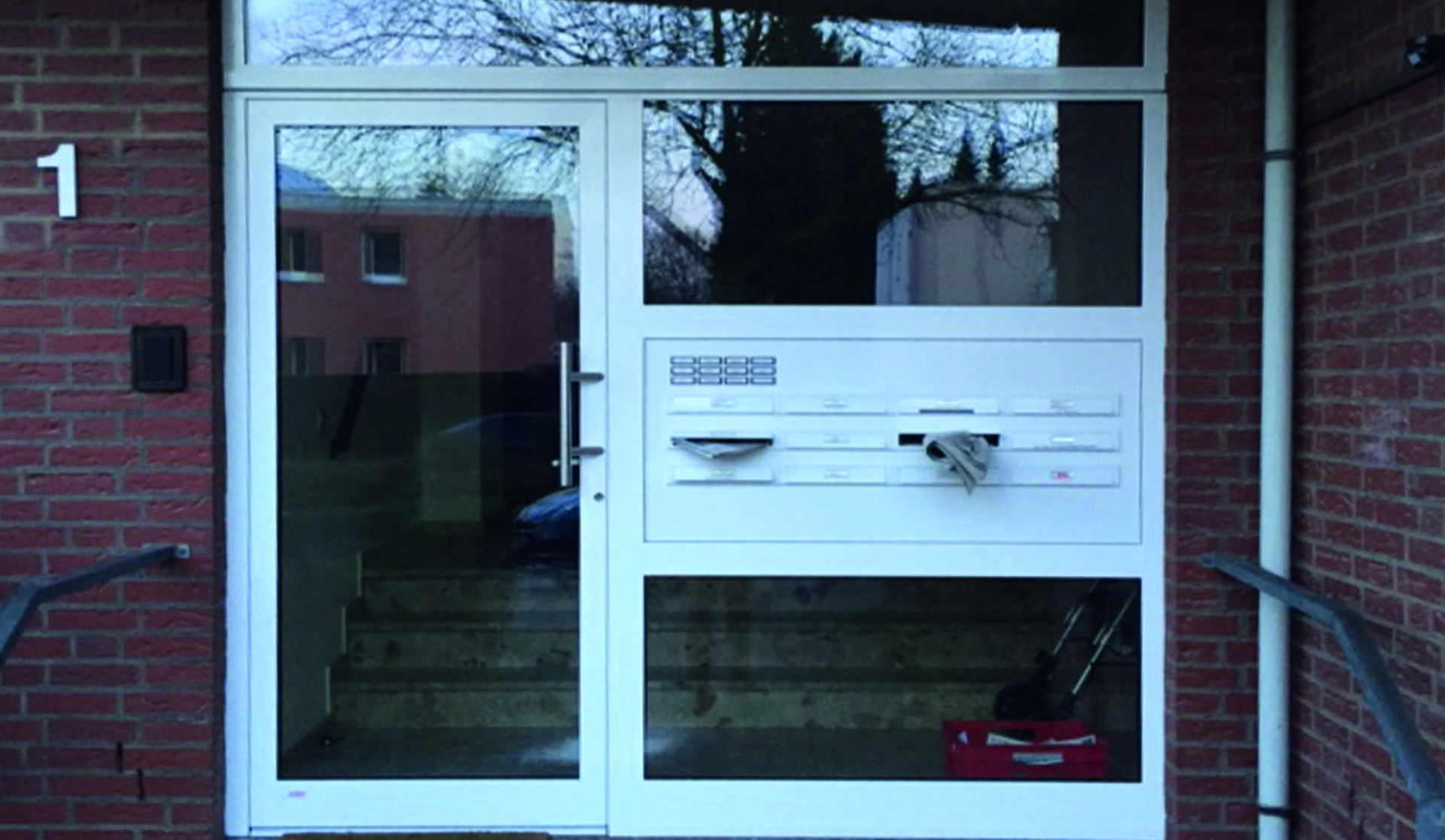 Herkenhoff Referenzen weiße Haustür mit integrierten Postfächern im Mehrfamilienhaus
